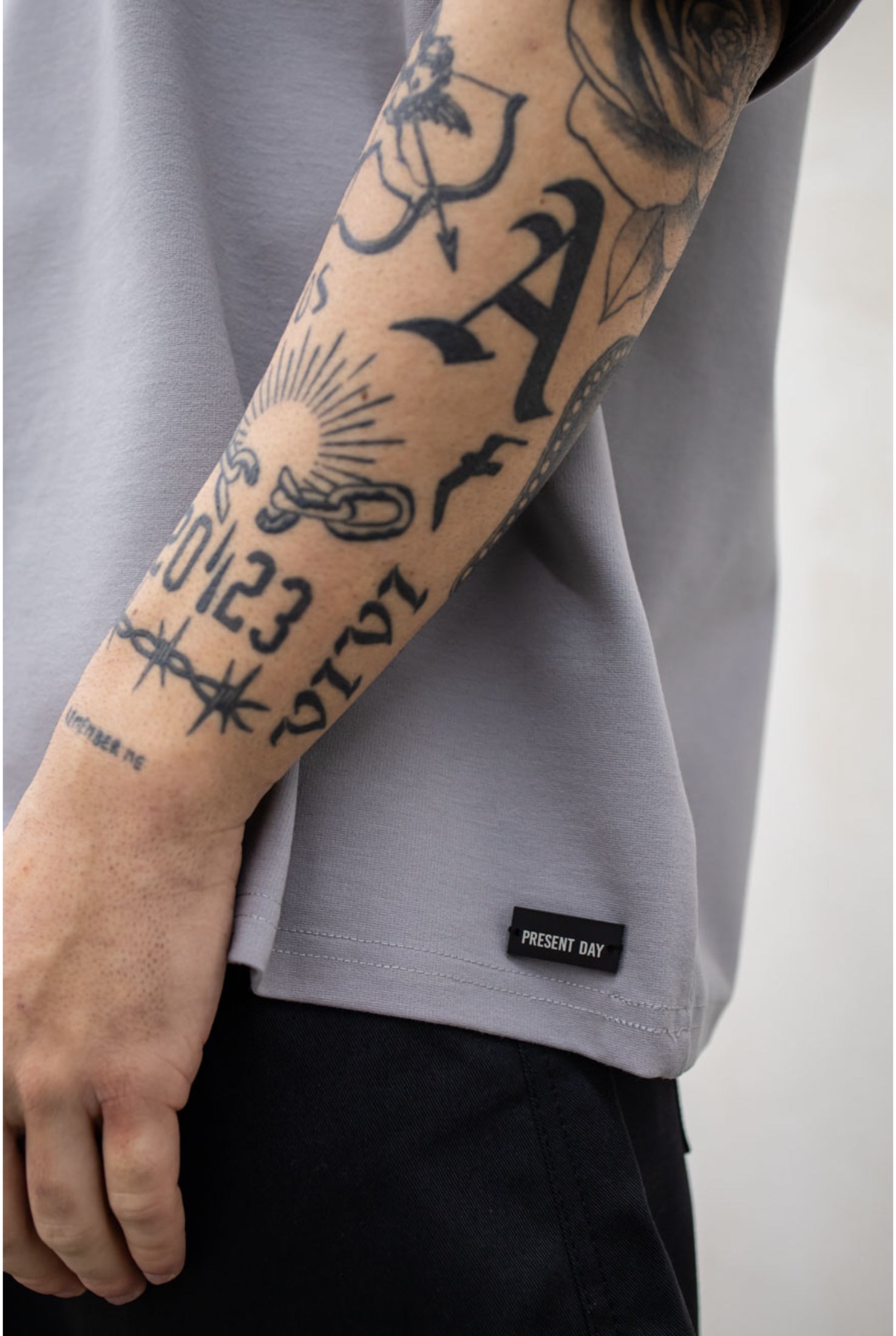 T-shirt PRESENT DAY point ( vari colori )