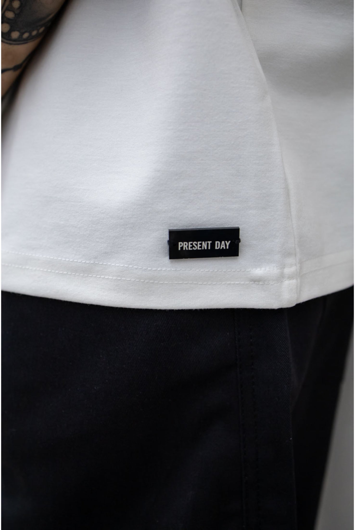 T-shirt PRESENT DAY point ( vari colori )