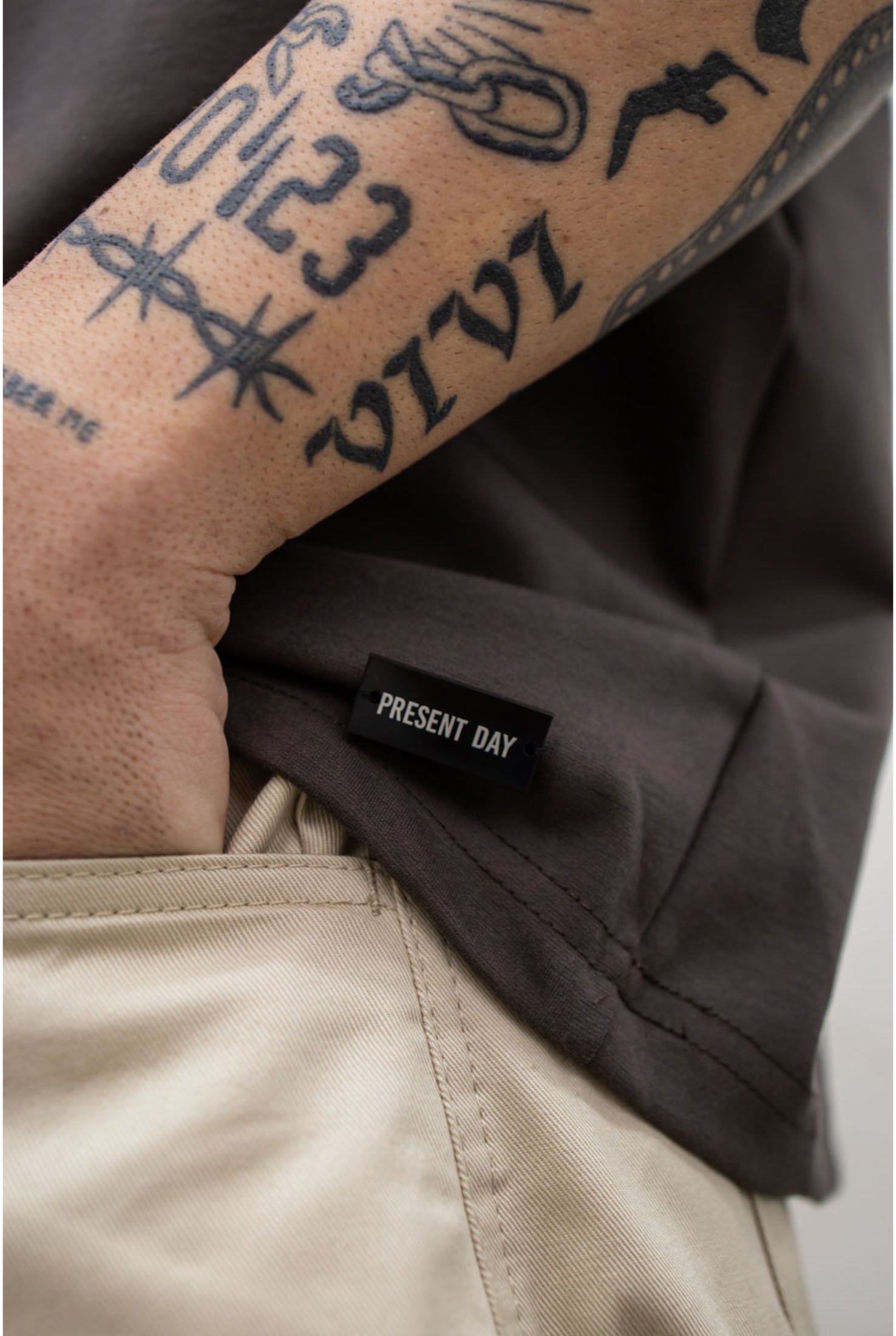 T-shirt PRESENT DAY point ( vari colori )