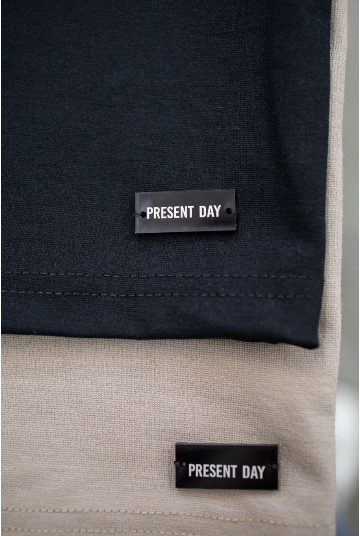 T-shirt PRESENT DAY point ( vari colori )